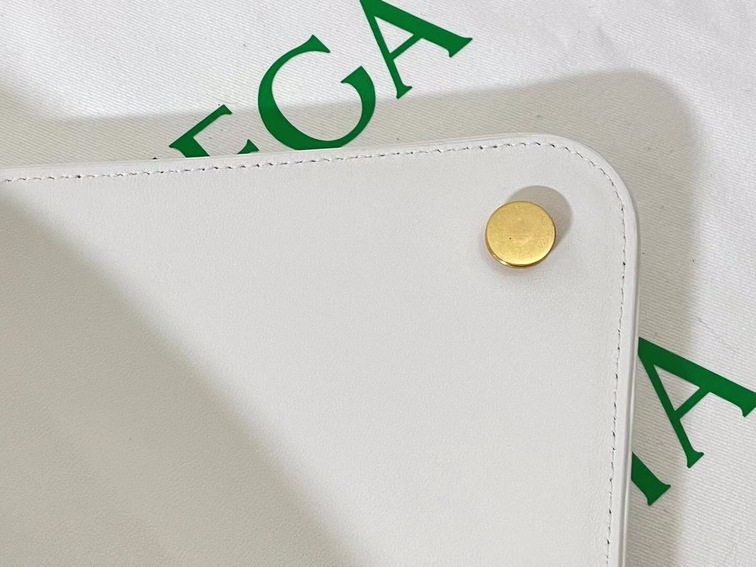 Bottega Moint It Bag White 27 Ss2022