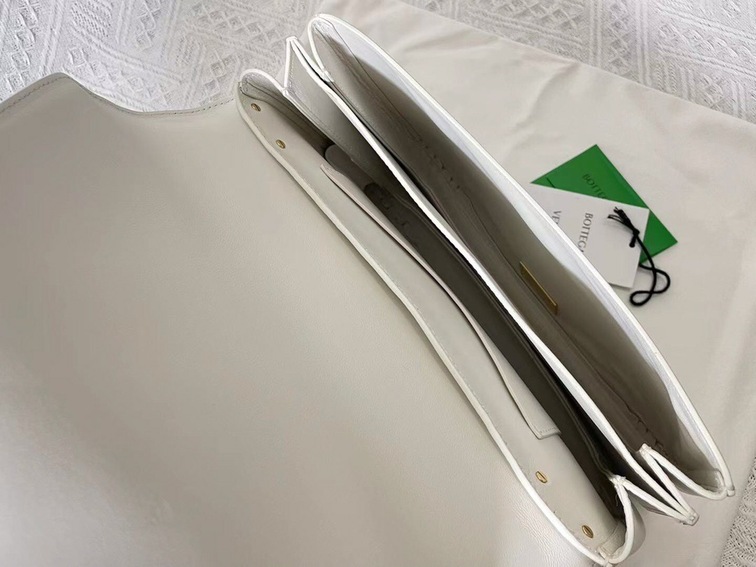 Bottega Moint It Bag White 27 Ss2022