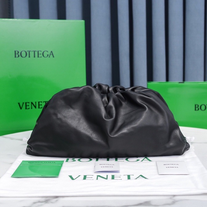 Bottega The Pouch Black 26 Ss2022