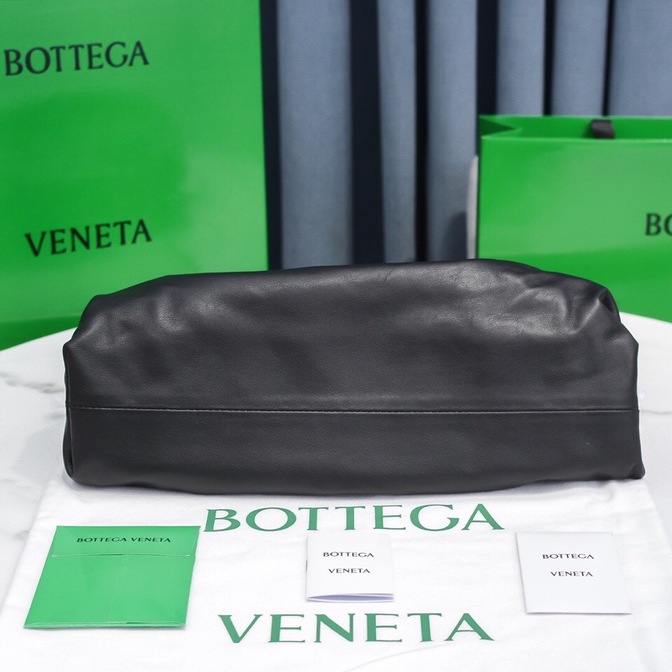 Bottega The Pouch Black 26 Ss2022