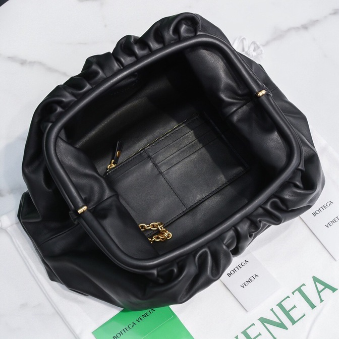 Bottega The Pouch Black 26 Ss2022