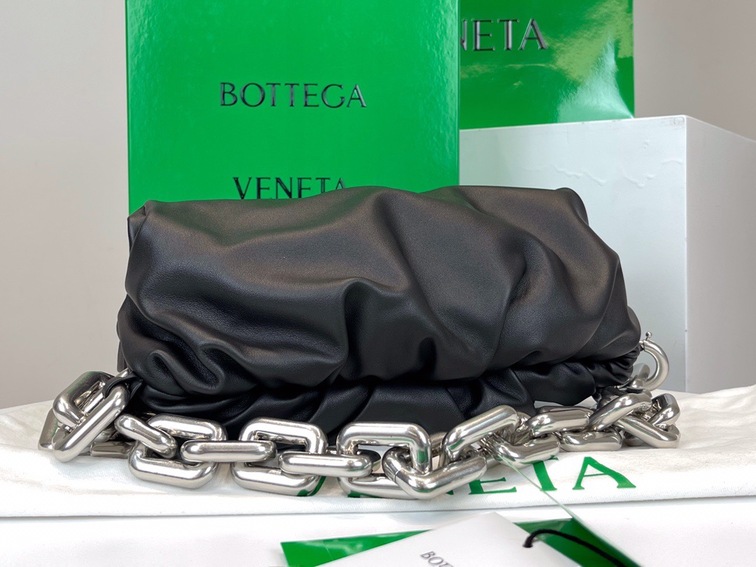 Bottega The Pouch Black Sliver Chain 26 Ss2022
