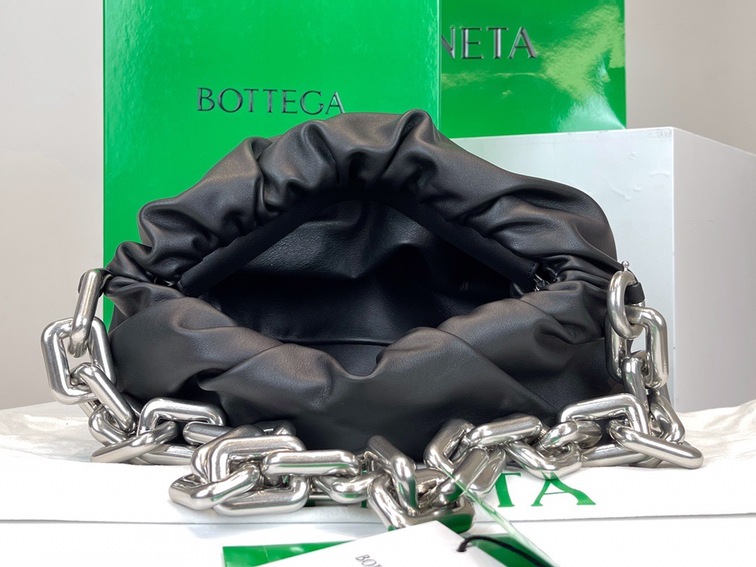 Bottega The Pouch Black Sliver Chain 26 Ss2022