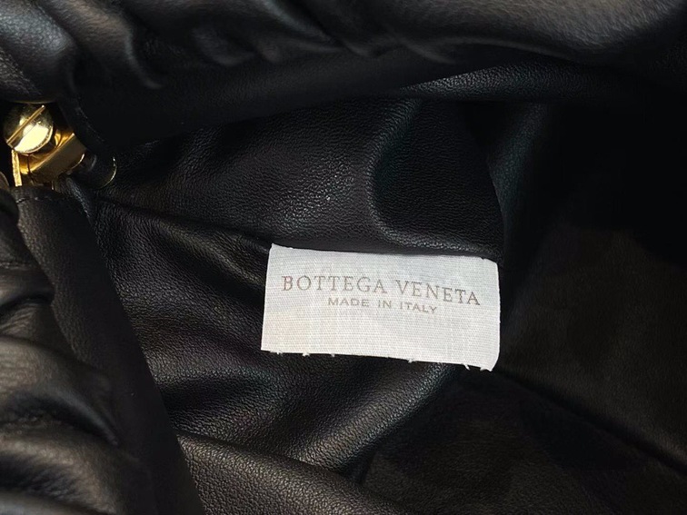 Bottega The Pouch Black Yellow Chain 26 Ss2022