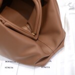 Bottega The Pouch Brown 26 Ss2022