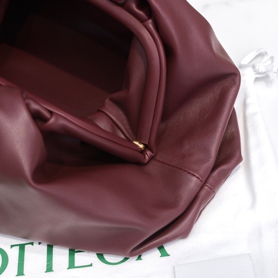 Bottega The Pouch Ruby Red 26 Ss2022
