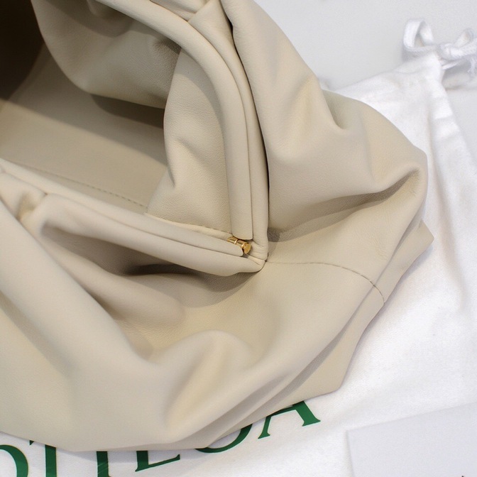 Bottega The Pouch White 26 Ss2022