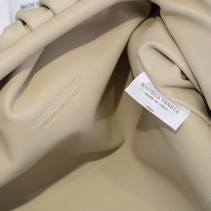 Bottega The Pouch White 26 Ss2022