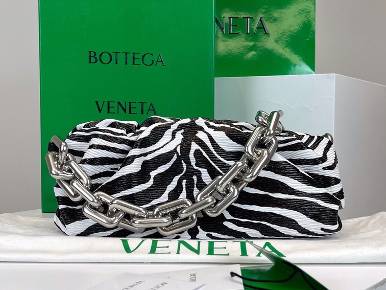 Bottega The Pouch Zebra Sliver Chain 26 Ss2022