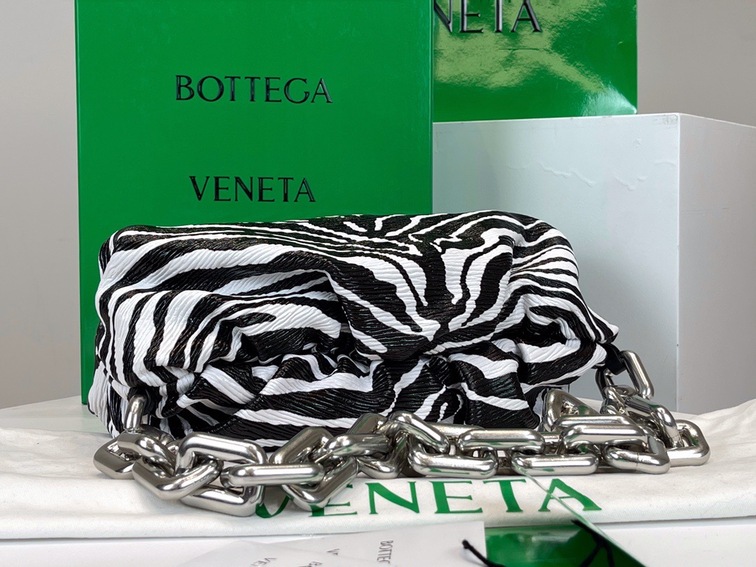 Bottega The Pouch Zebra Sliver Chain 26 Ss2022