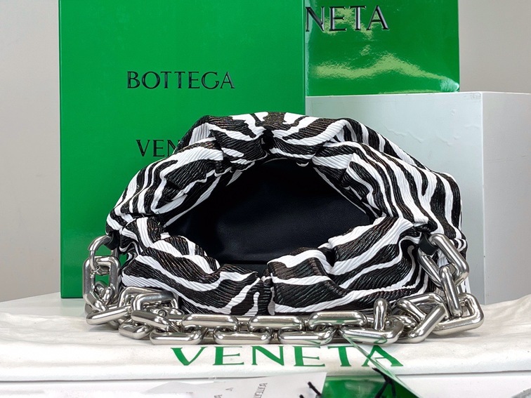 Bottega The Pouch Zebra Sliver Chain 26 Ss2022