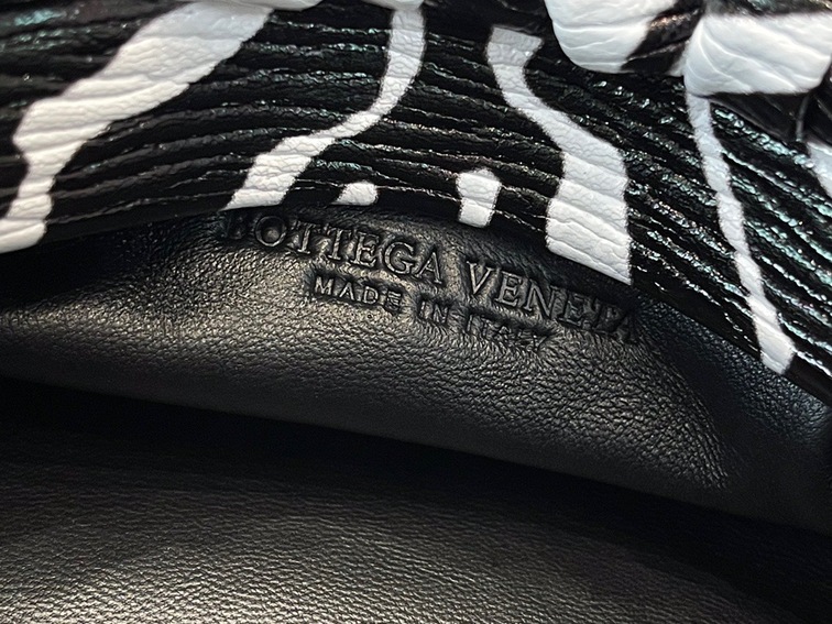 Bottega The Pouch Zebra Sliver Chain 26 Ss2022