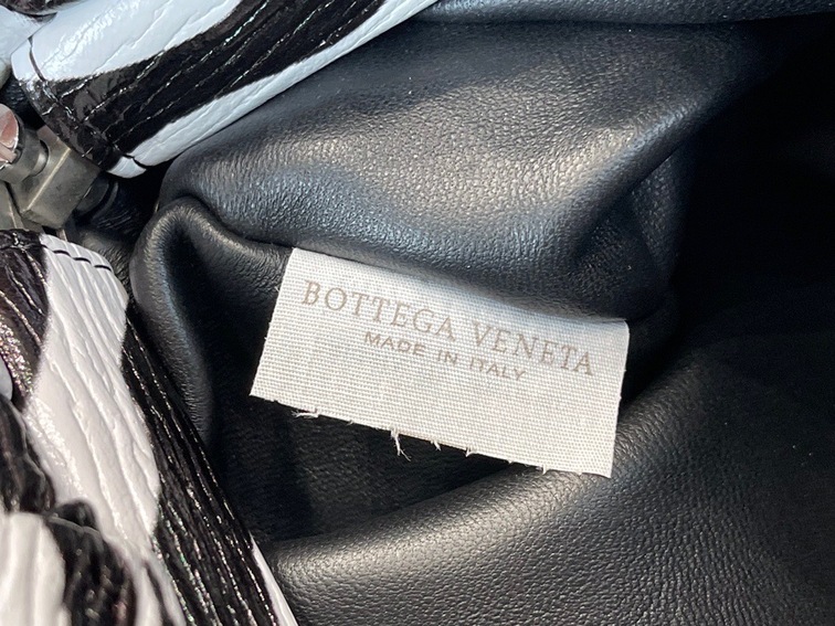 Bottega The Pouch Zebra Sliver Chain 26 Ss2022