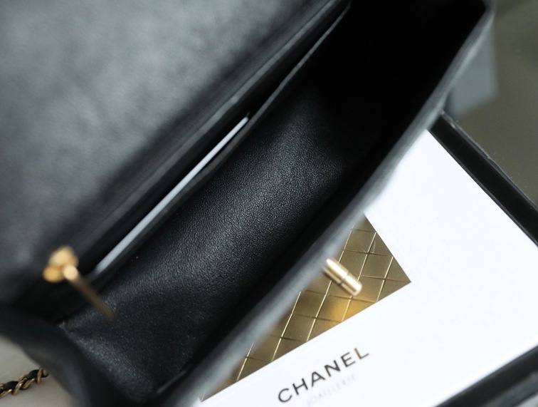 Chanel Flat Caviar Hand Black Ss2022