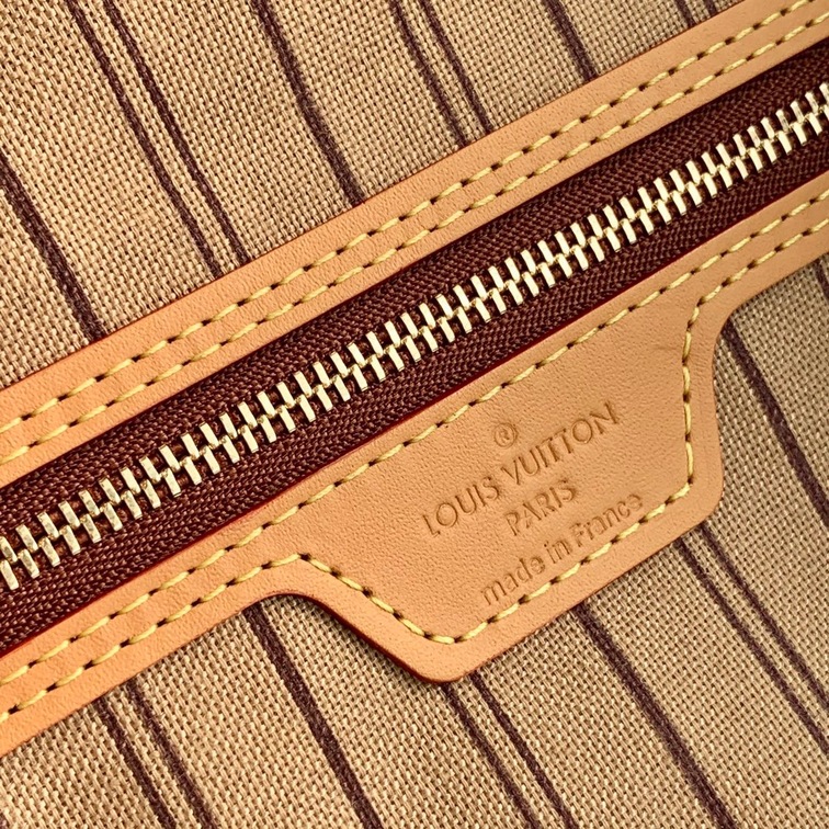 Lv Delightful Mono Brown 42 Ss2022