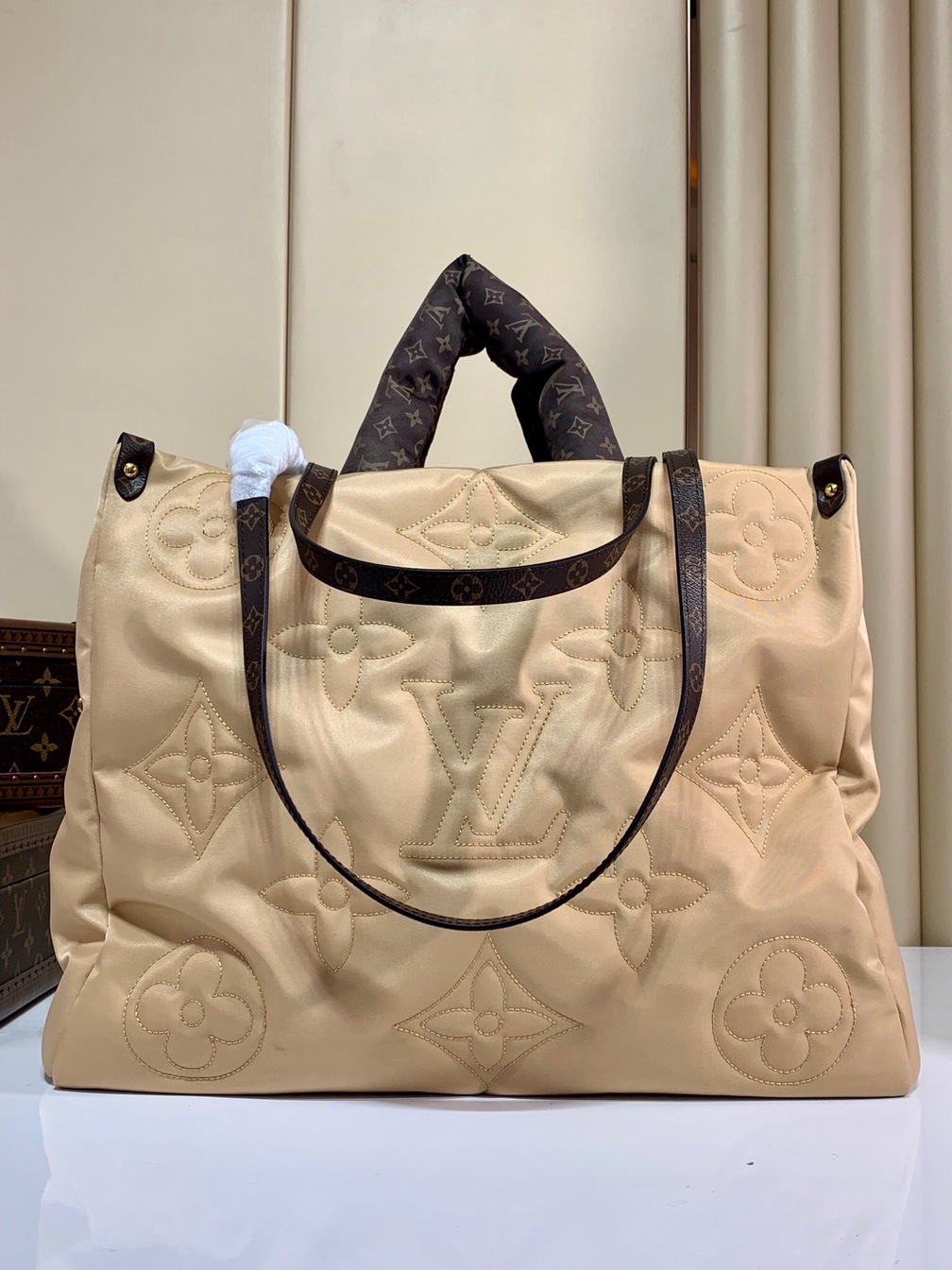 Lv Onthego Mono Beige 41 Ss2022