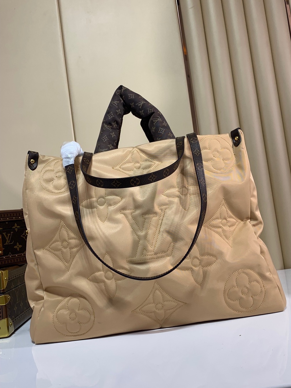 Lv Onthego Mono Beige 41 Ss2022
