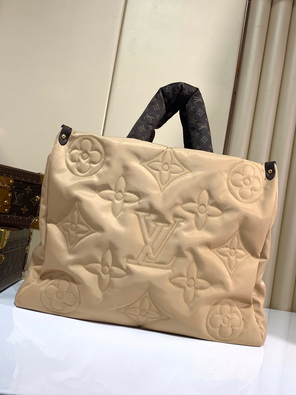 Lv Onthego Mono Beige 41 Ss2022