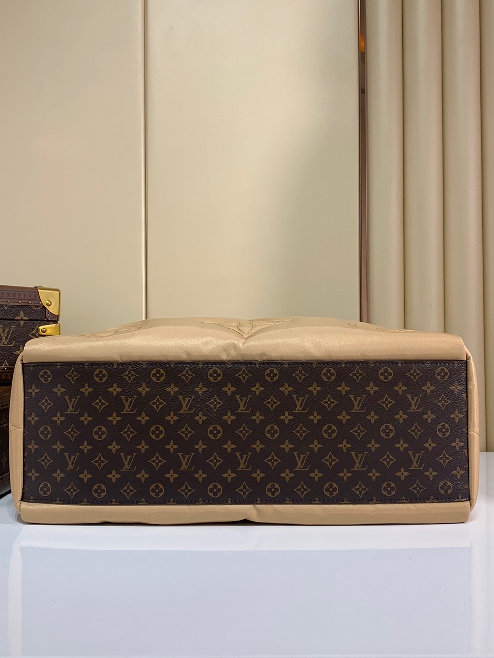 Lv Onthego Mono Beige 41 Ss2022