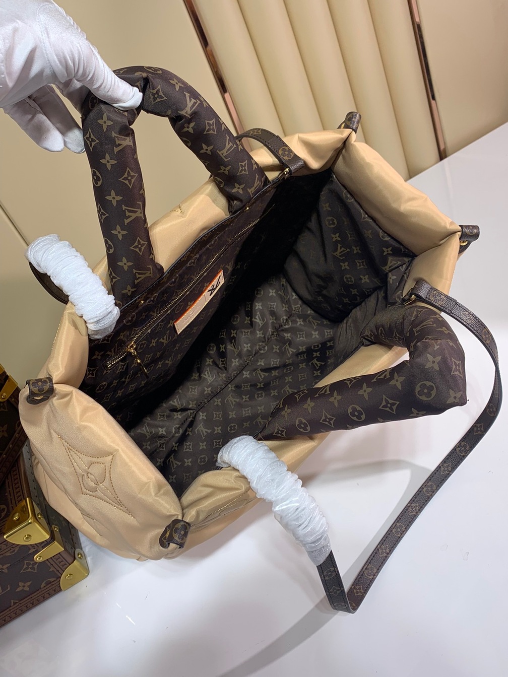 Lv Onthego Mono Beige 41 Ss2022