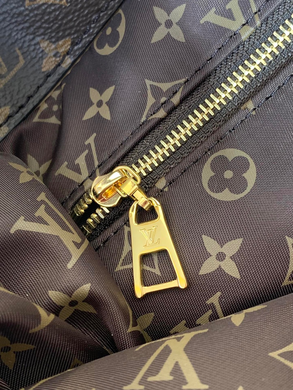 Lv Onthego Mono Beige 41 Ss2022