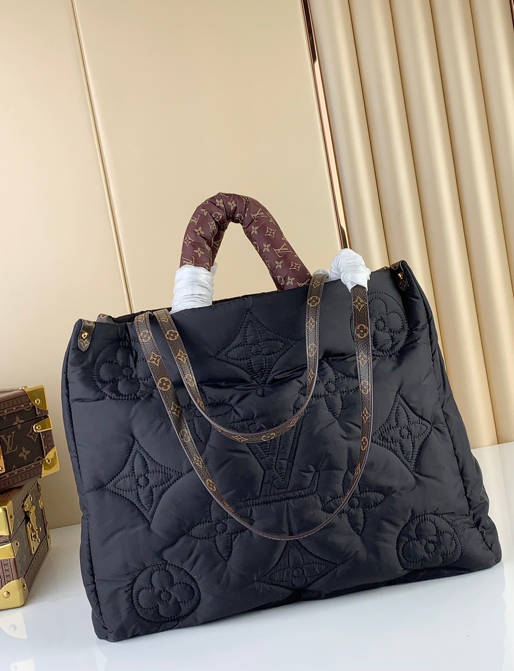 Lv Onthego Mono Black 41 Ss2022