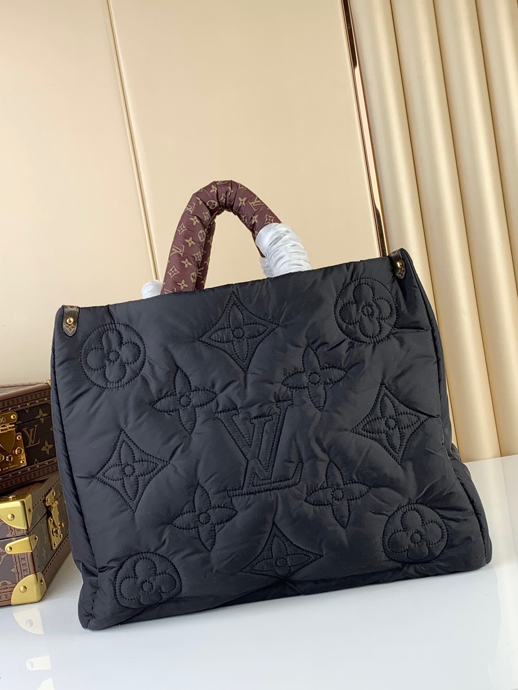 Lv Onthego Mono Black 41 Ss2022