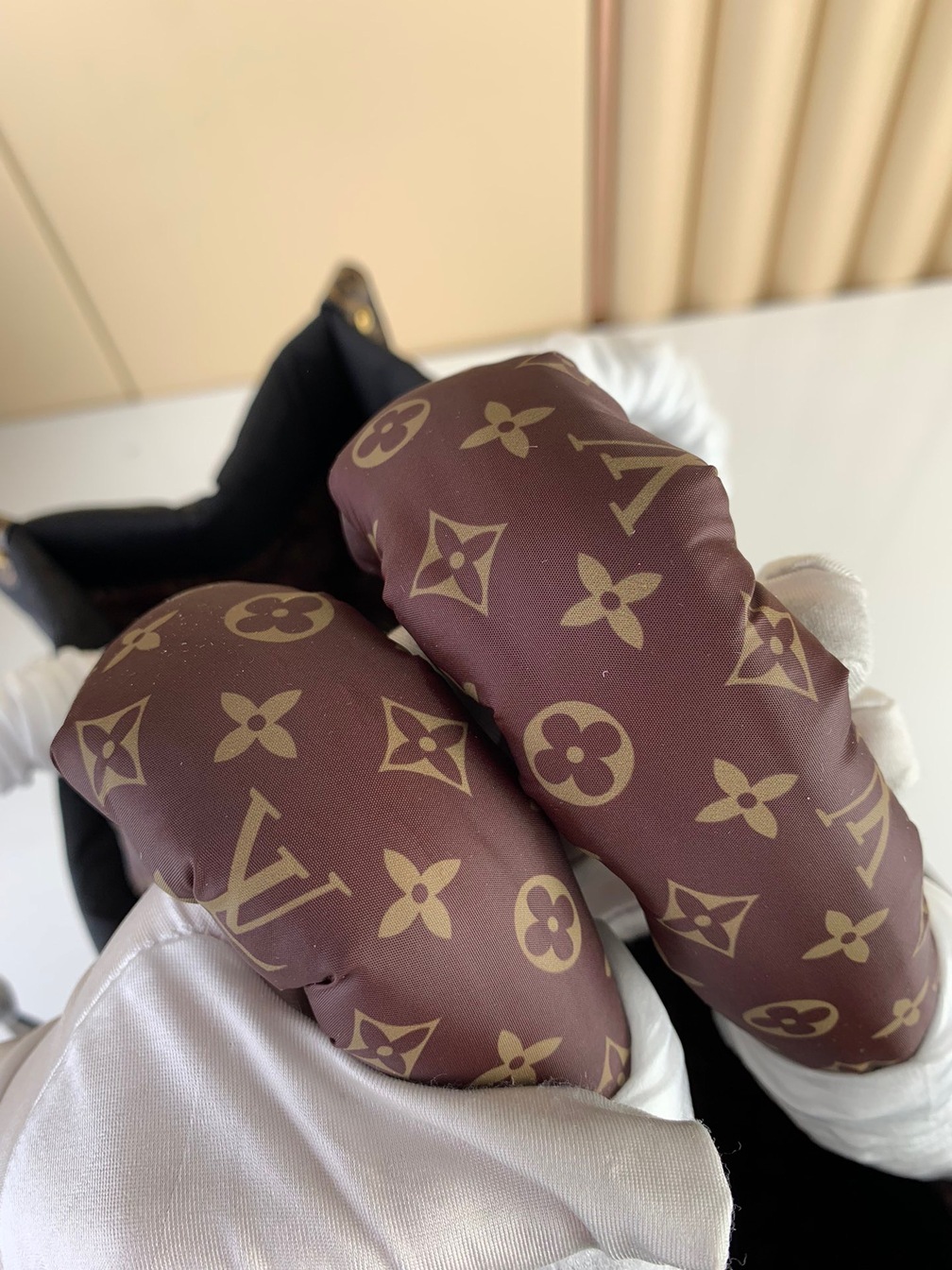 Lv Onthego Mono Black 41 Ss2022