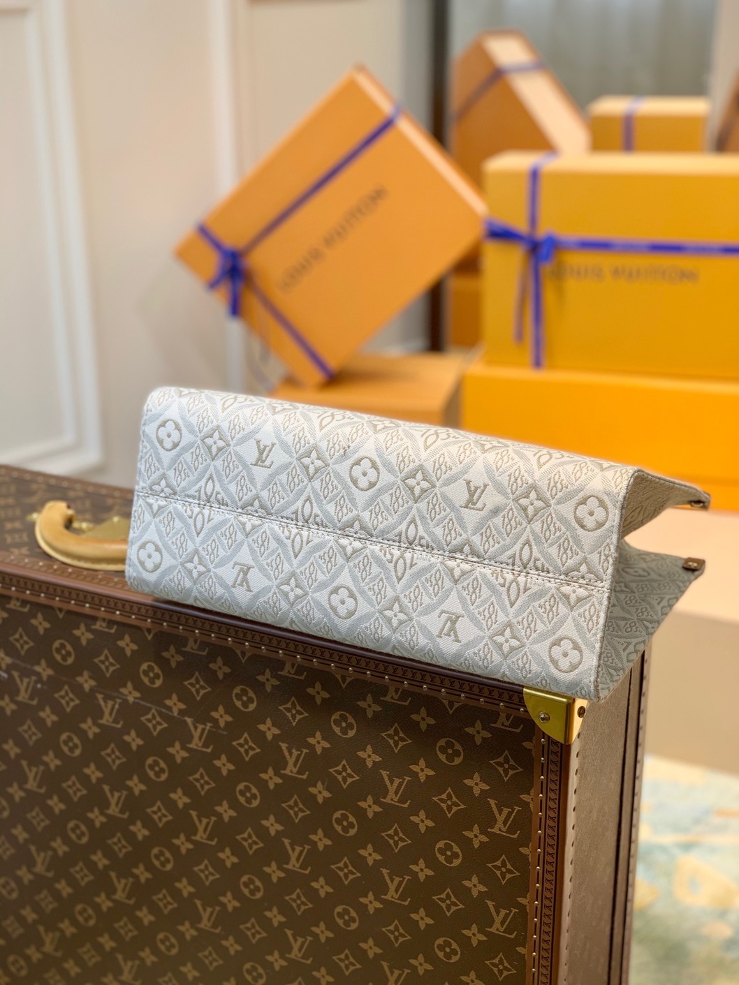 Lv Onthego Mono White 1854 Ss2022