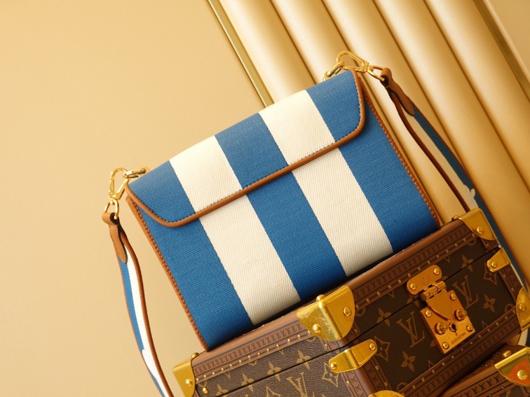 Lv Twist Handbag Blue Ss2022