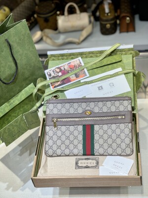 Gucci Clutch Tab T10