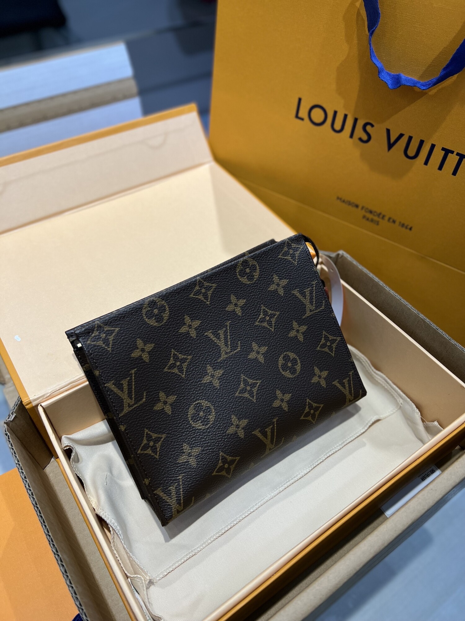 Clutch Lv Pouch 19 19cm