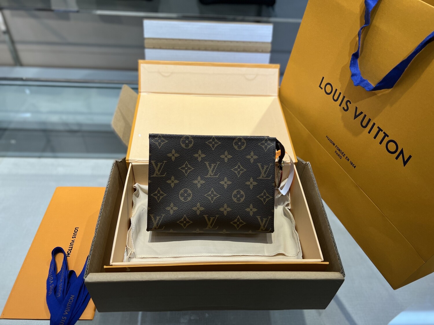 Clutch Lv Pouch 19 19cm