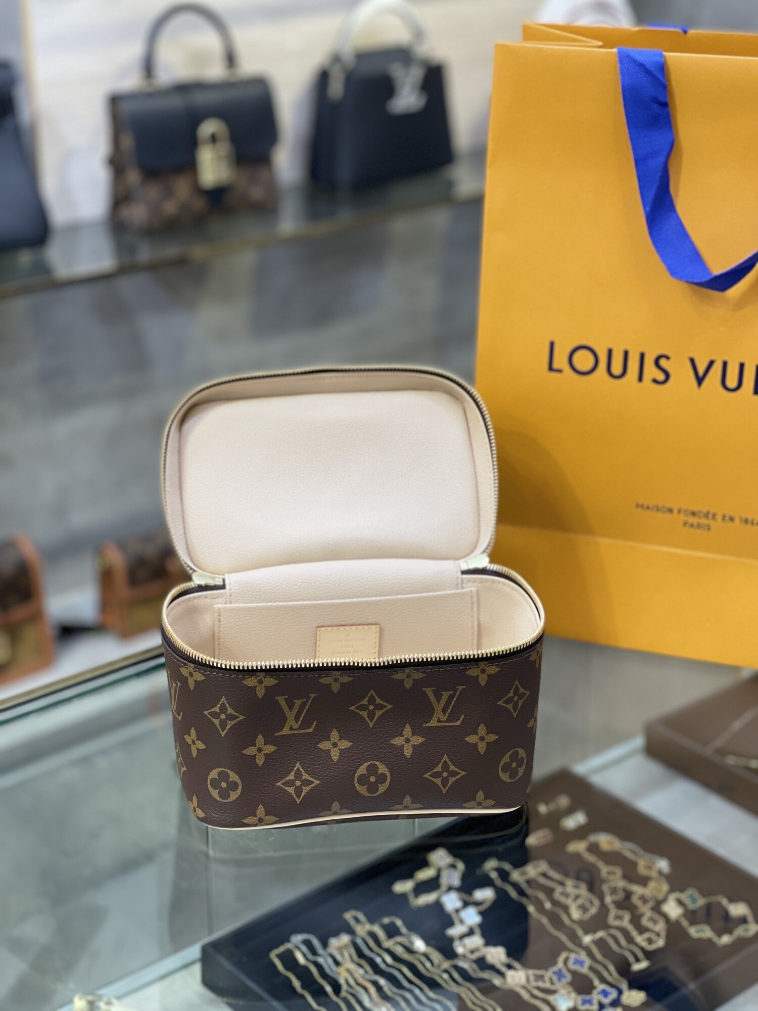 Lv Nice Mini M44495