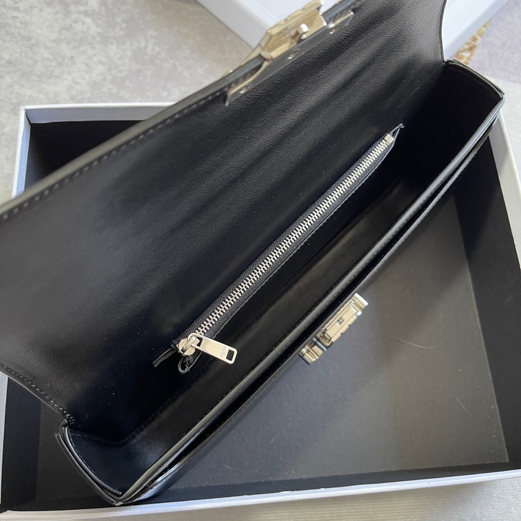Celine Chain Bag Triomphe In Shiny Calfskin